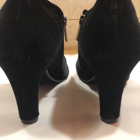 Bandolino Black Velvet Ankle Booties/ Like New - Picture 5 of 10